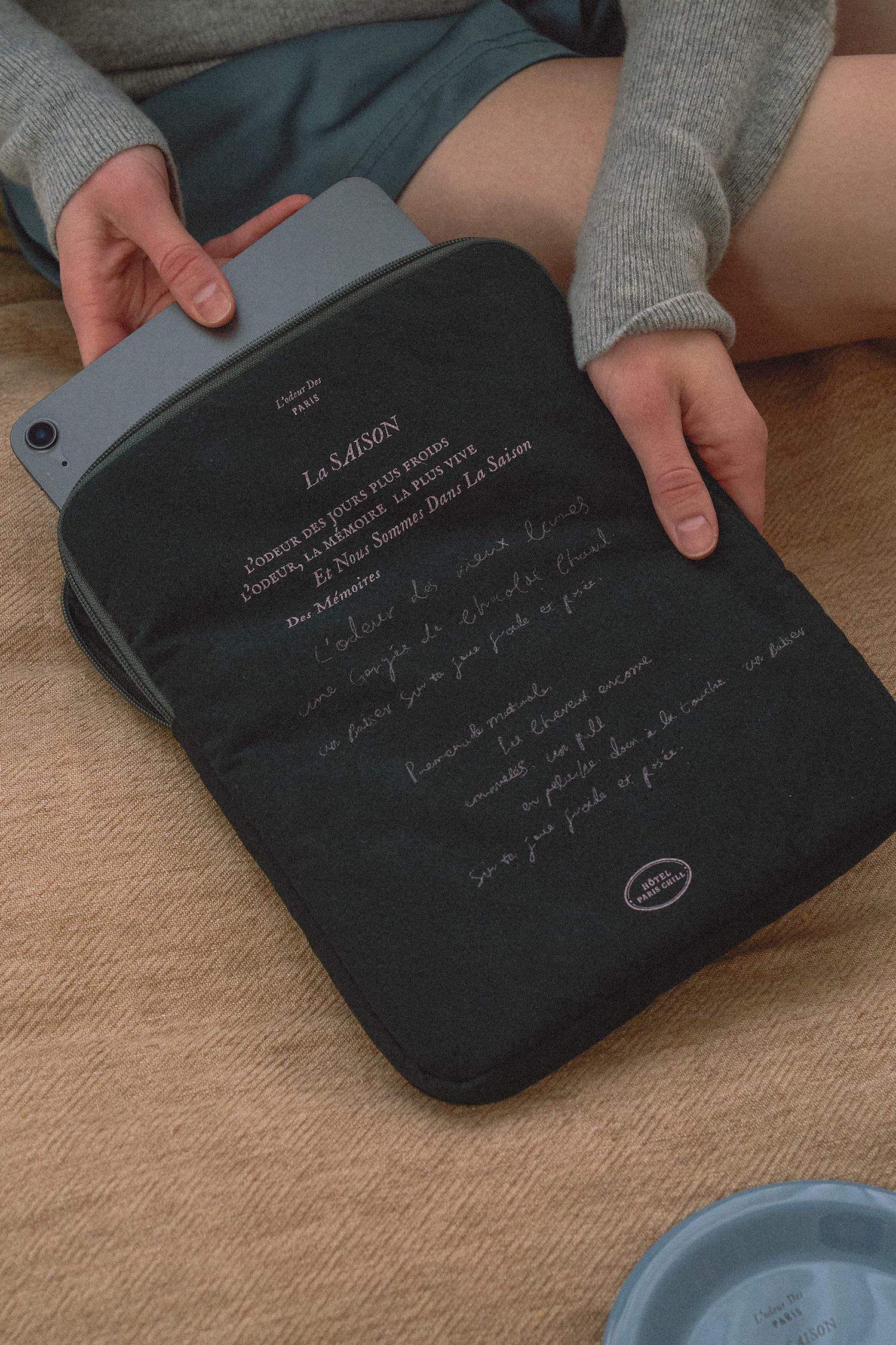 Snuggle Tablet PC Pouch (Black Leaf)
